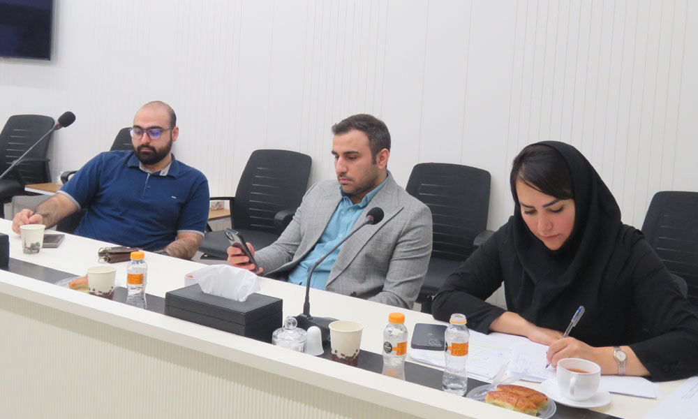 Holding a meeting of the International Affairs Committee focusing on education and the development of global cooperation in veterinary medicine